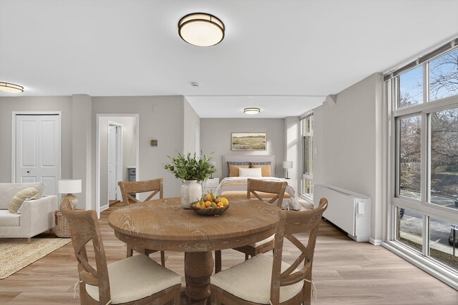 Bienvenidos a Merrill House Apartments, donde la vida moderna se une a la comodidad. Disfruten de interiores espaciosos, una decoración elegante y un ambiente acogedor, perfecto para relajarse. ¡Programen su visita hoy mismo y conozcan su futuro hogar! - Merrill House Apartments