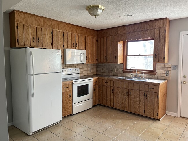 Kitchen - 133 Fairview Dr NW