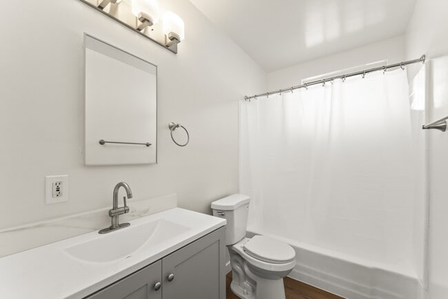Building Photo - 1339 W 109th St Rental