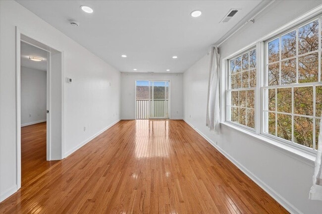 Photo - 727 Warburton Ave