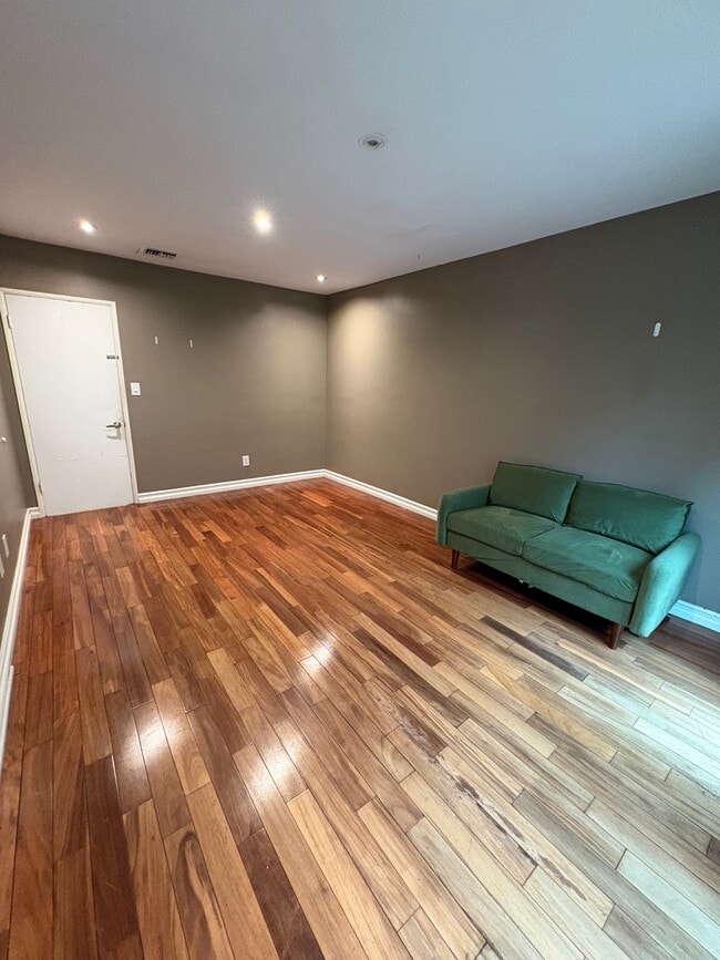 Photo - 9640 Royalton Dr House