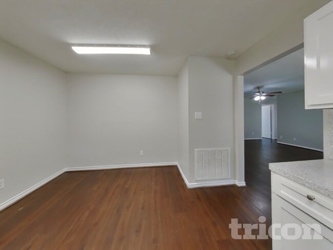 Photo - 28707 Binefield St