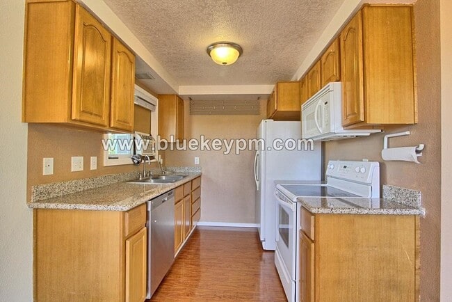 Photo - $1545!!! 2 Bed, 1 Bath Condo Living Downtown Vancouver on 33rd and Kauffman