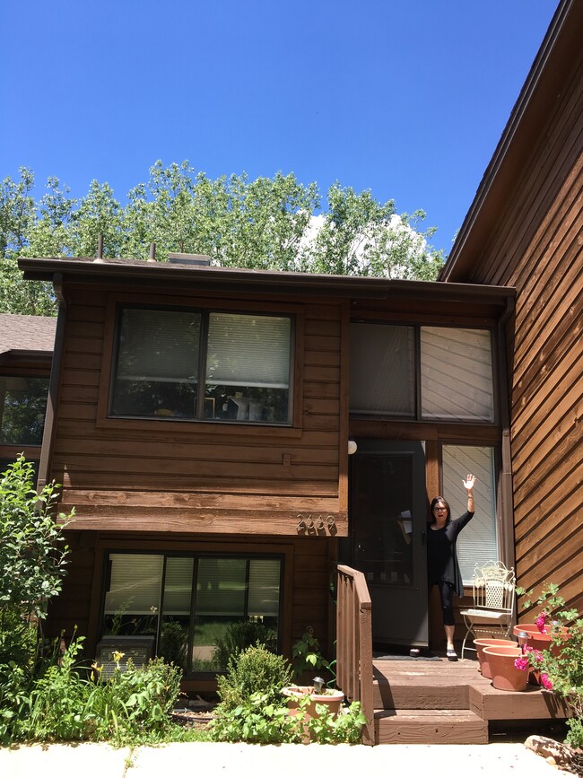 Front entrance with owner. - 2669 Juniper Ave Casa Adosada