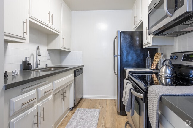 1BR, 1BA - 875SF - Malibu Apartments