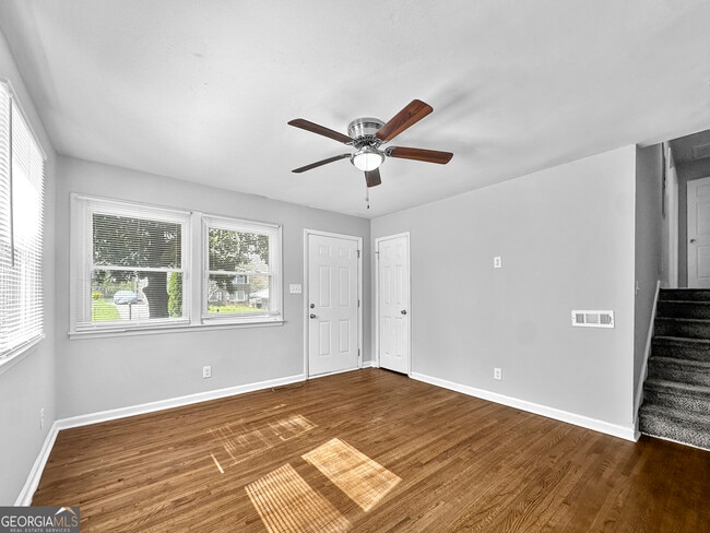 Photo - 440 Dartmouth Dr SW