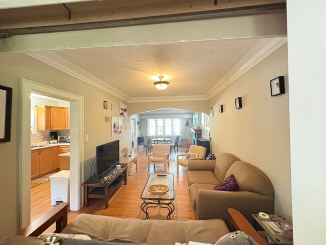Photo - Charming 3 Bedroom Detached Home In Westdale
