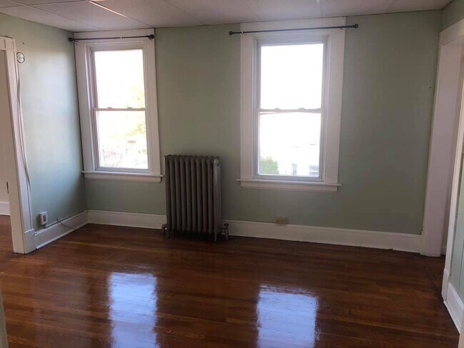 Comedor mirando al exterior - 146 Edson Ave