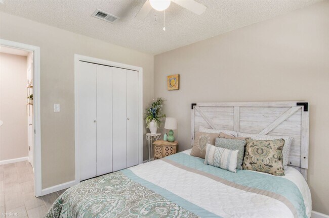 Photo - 2 br, 1 bath Triplex - 3410 Green Briar Ci...