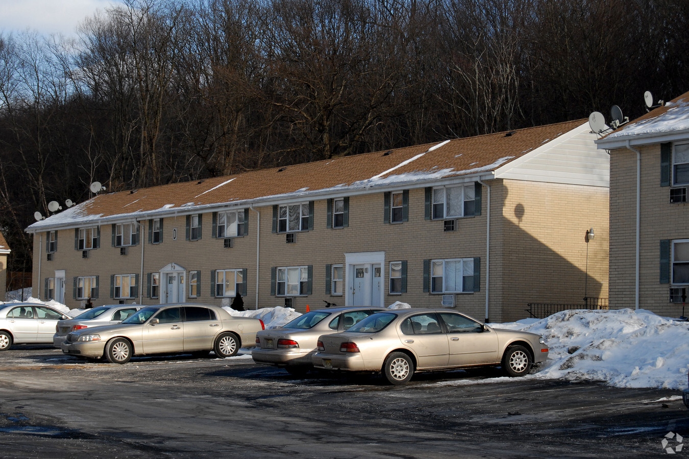 Laurel Manor Apartments - Laurel Manor Apartments