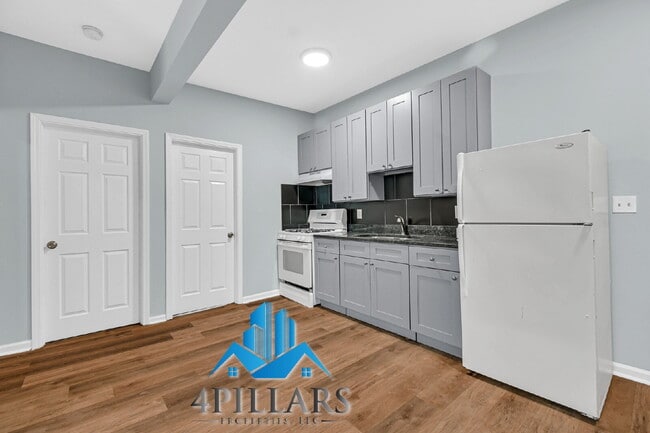 Building Photo - "Charming 2-Bedroom Haven in East Chicago - Spacious 750 Sq Ft Gem!" Unit 2F