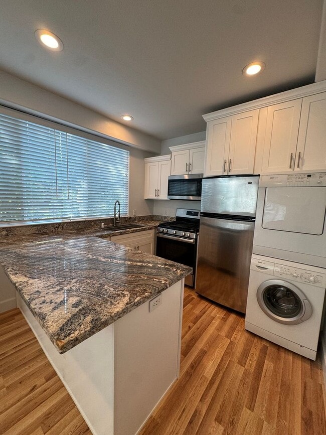 Building Photo - Spacious downstairs apartment near the fro...