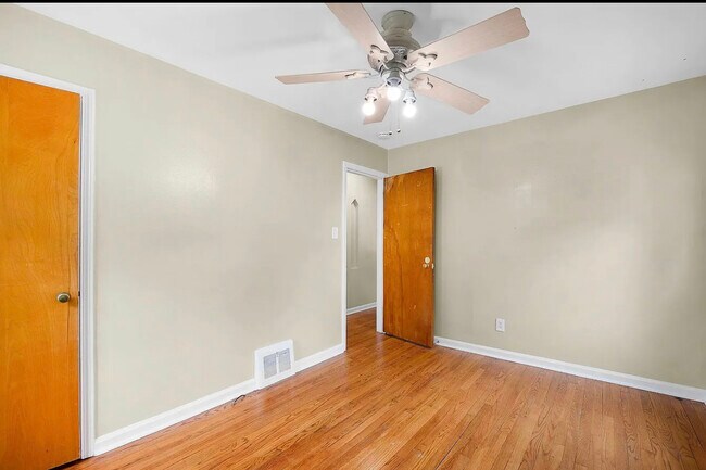 Photo - 2301 E 4th St