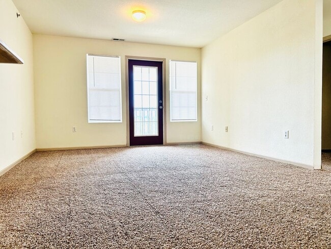 Photo - Large 3 Bedroom Apartment, Great Location!
