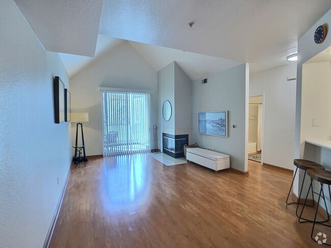 Building Photo - Top Floor Ryland Mews Condo in Downtown Sa... Unit 427