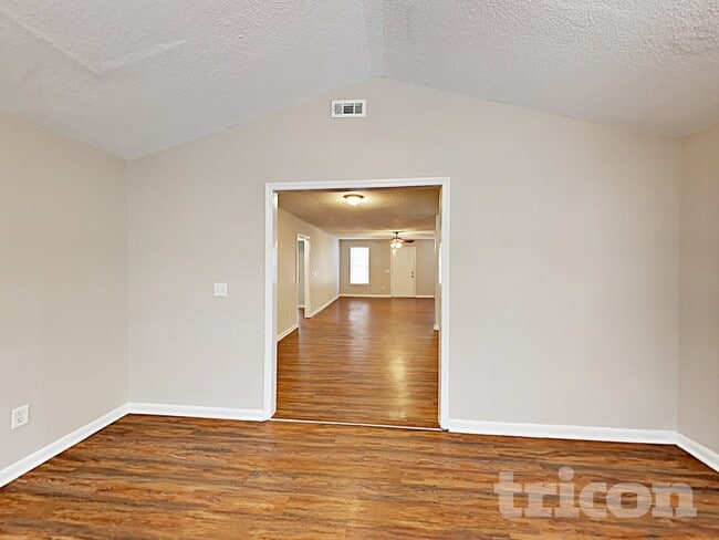 Photo - 204 Winslow Way
