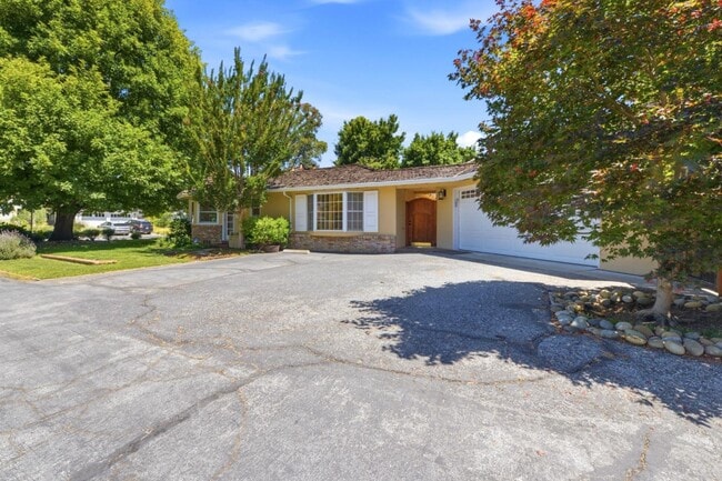 Photo - 1825 White Oak Dr