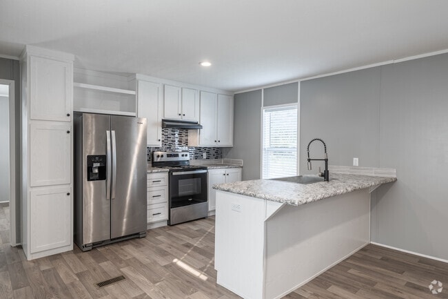 3BR, 2BA - 1,216SF - Fleetwood Wildcat Sandalwood - Kitchen - Green River Lake Commons