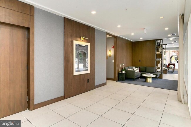 Photo - 635 Slaters Ln Unidad G-01