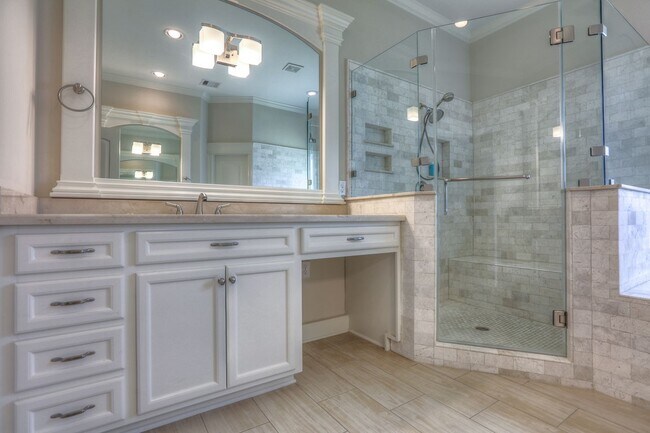 Photo - 922 Alexander St