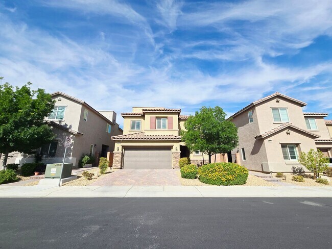Building Photo - 3 BEDROOM HOME WITH ROOFTOP DECK! STRIP VIEWS!