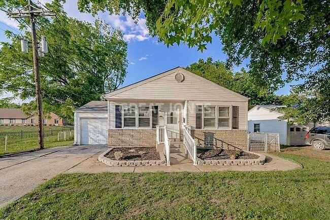 Building Photo - 1143 Charbonier Rd