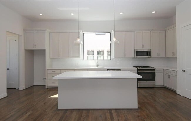 Photo - 820 W 22nd St