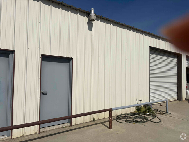 Building Photo - 13265 Hanford Armona Rd Rental