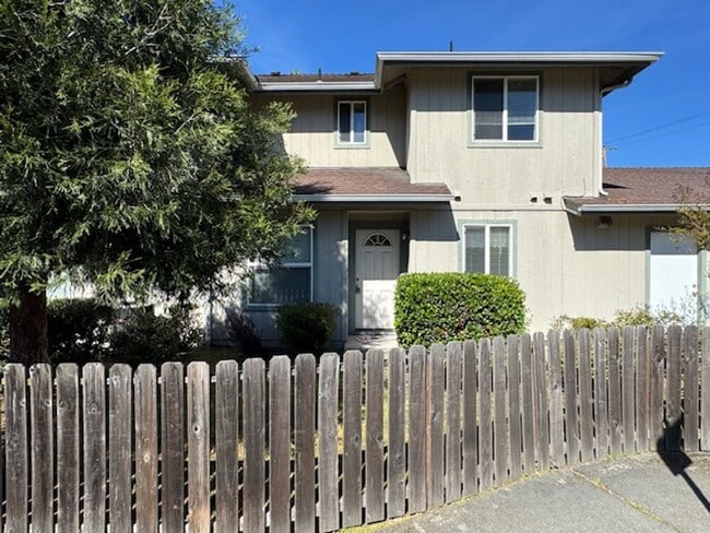 Building Photo - 323-325 SE K Unit 325