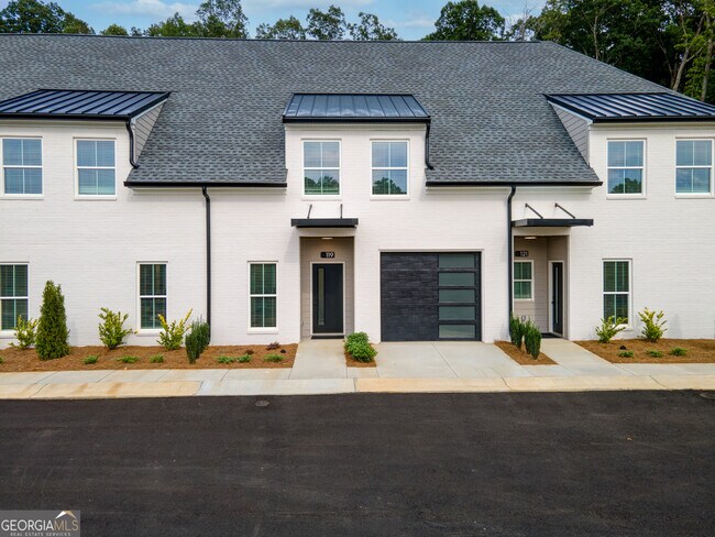Photo - 119 Chateau Dr SE
