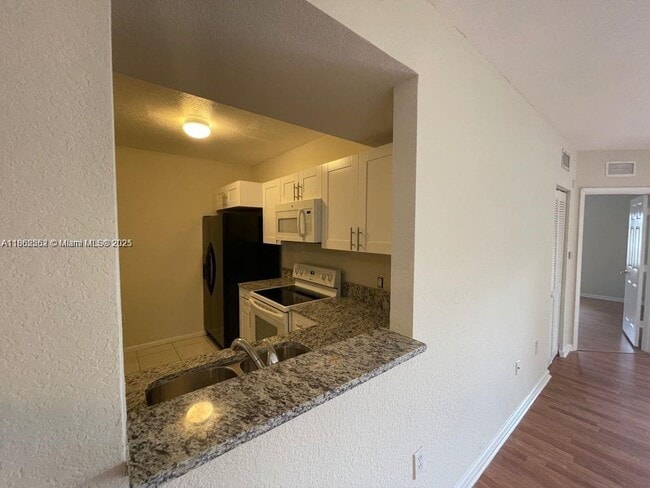 Building Photo - 1133 Golden Lakes Blvd Unit 816 Rental
