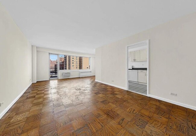 Building Photo - 658 Grand St