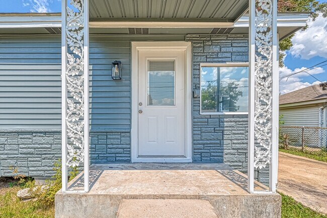 Photo - 6715 Victoria St