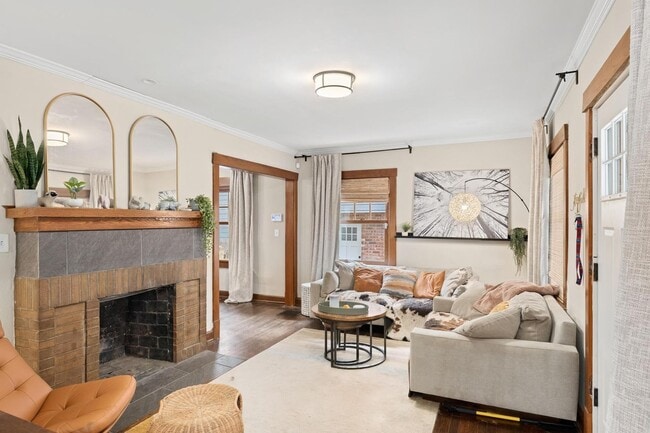 Building Photo - 2 Bed 1.5 Bath Home in the Heart of KCMO and Plaza Area