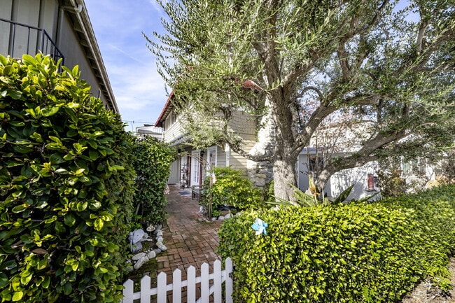 Photo - "Charming 4-Bedroom Classic Cottage & Cozy Fireplace in heart of Balboa