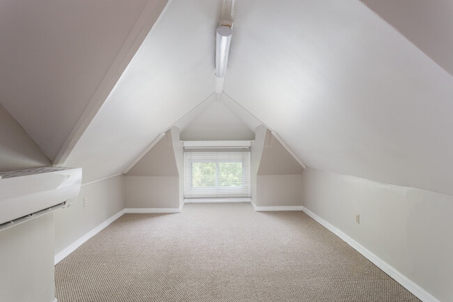 Building Photo - Eastern Parkway Unit EP3