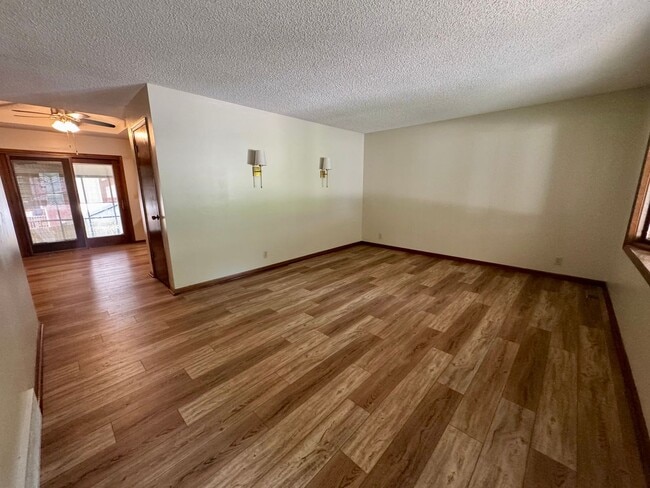 Photo - Beautiful walk-out house in SOUTH Lincoln