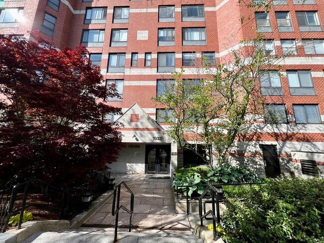 Building Photo - 1933 Commonwealth Ave Unit 504