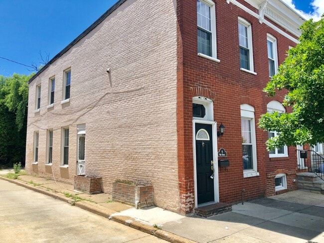 Charming 2 Bedroom/2 Bathroom Townhome in Federal Hill W/ Parking - Charming 2 Bedroom/2 Bathroom Townhome in Federal Hill W/ Parking