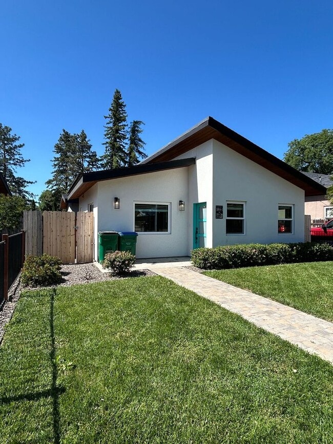 Building Photo - 372-384 E 8th Ave Unit 384 #1