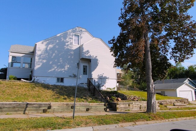 Photo - Large 3 bedroom with Open Floor Plan! Close to all the shopping and dining of Aksarben! Close to ...