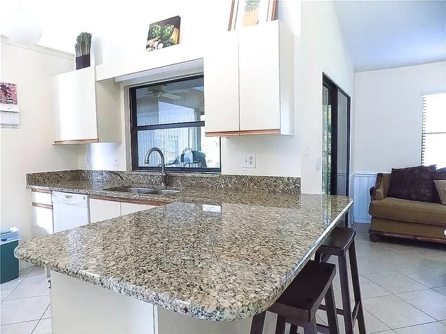 Photo - 615 Fox Run SW