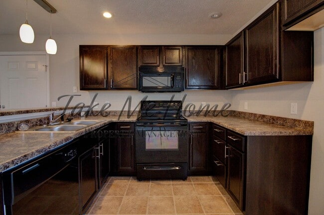 Photo - 3 Bedroom Home with Fenced Yard