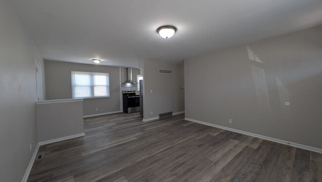 Photo - 702 W 39 St N