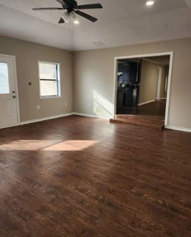 Photo - 465 W Marshall Dr
