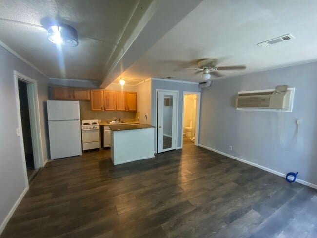 Building Photo - AVAILABLE NOW - 2b/1b Apartment Osage Beach Area