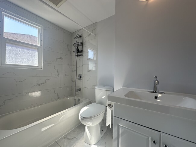 Photo - Adelaide Ave W - Lower Unité 2