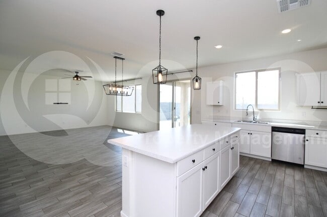 Photo - 621 E Elm Ln