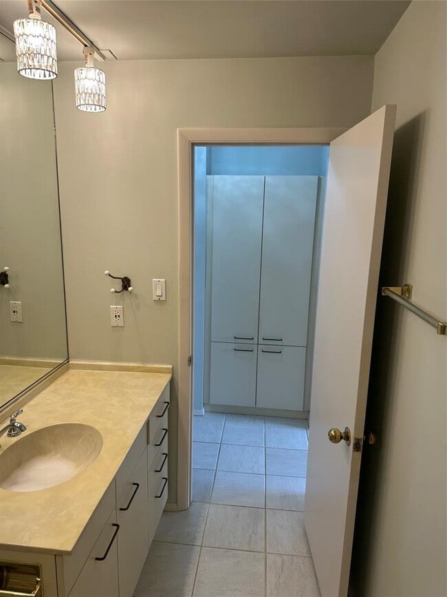 Photo - 40 N Interstate Hwy 35 Unit 8C4