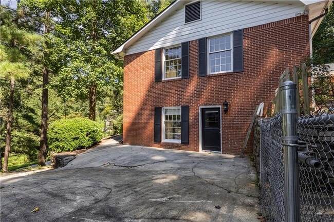 Photo - 2713 Briarlake Rd NE